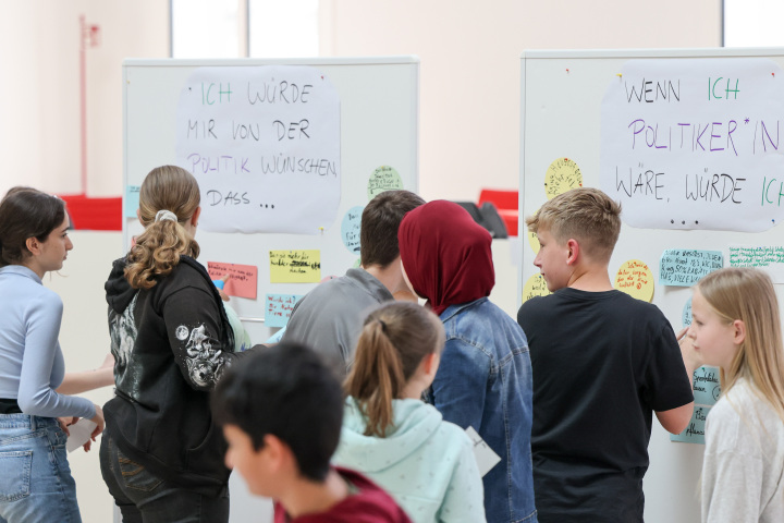 Die Schülerinnen und Schüler tragen "Wünsche für die Politiker / Wenn ich Politiker wäre ..." zusammen