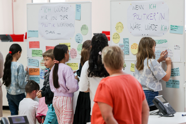 Die Schülerinnen und Schüler tragen "Wünsche für die Politiker / Wenn ich Politiker wäre ..." zusammen