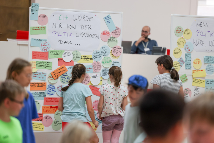 Die Schülerinnen und Schüler tragen "Wünsche für die Politiker / Wenn ich Politiker wäre ..." zusammen