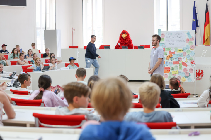 Blick in den Plenarsaal während der Veranstaltung zum Internationalen Kindertag im Landtag