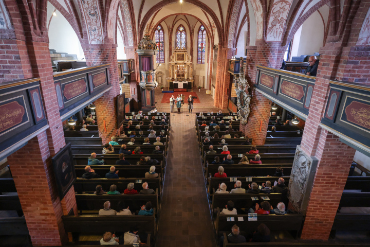 Blick in die Kirche während des Elbe-Kirchentags in Lenzen am 27. Mai 2022