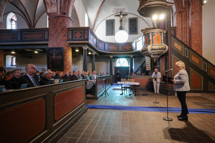 Blick in den Raum während des Grußwortes der Landtagspräsidentin Prof. Dr. Ulrike Liedtke beim Elbe-Kirchentag in Lenzen am 27. Mai 2022