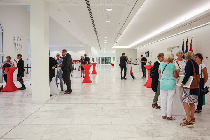 Eintreffen der Gäste in der Lobby 