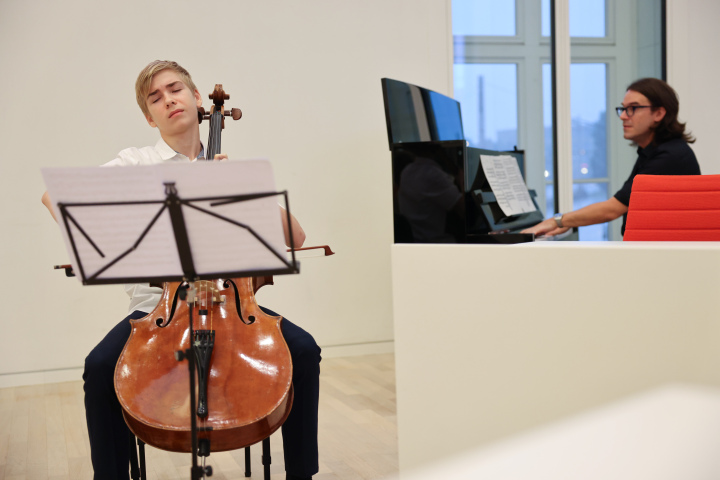 Musikalischer Einklang in die Festveranstaltung mit dem Cellisten Emanuel G. Schulze (l.) und dem Korrepetitor der Musikschule Frankfurt (Oder) Riccardo Bozolo (r.)