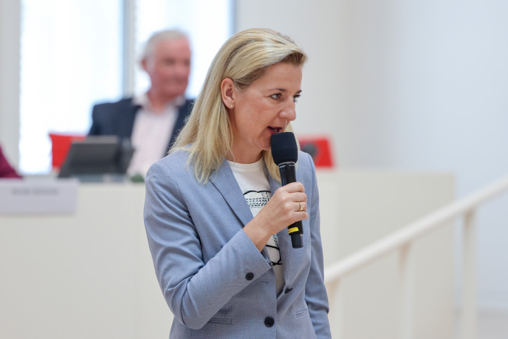 Moderatorin der Veranstaltung Juliane Sönnichsen
