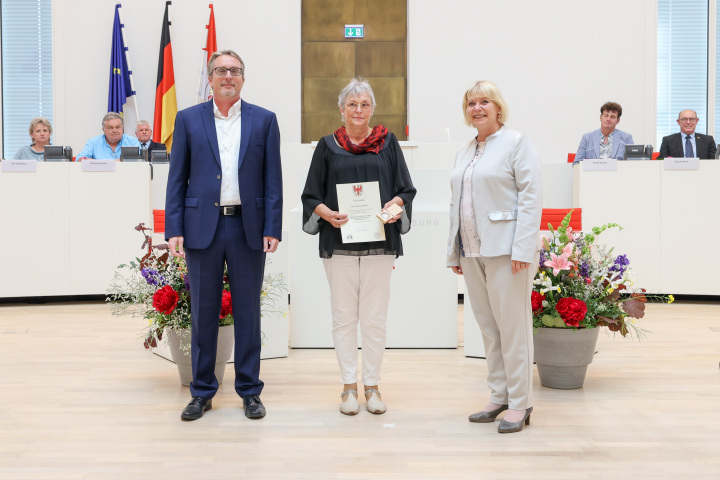 V. l. n. r.: Abgeordneter Björn Lüttmann, Trägerin der Landtagsmedaille Elke Lauktien und Landtagspräsidentin Prof. Dr. Ulrike Liedtke