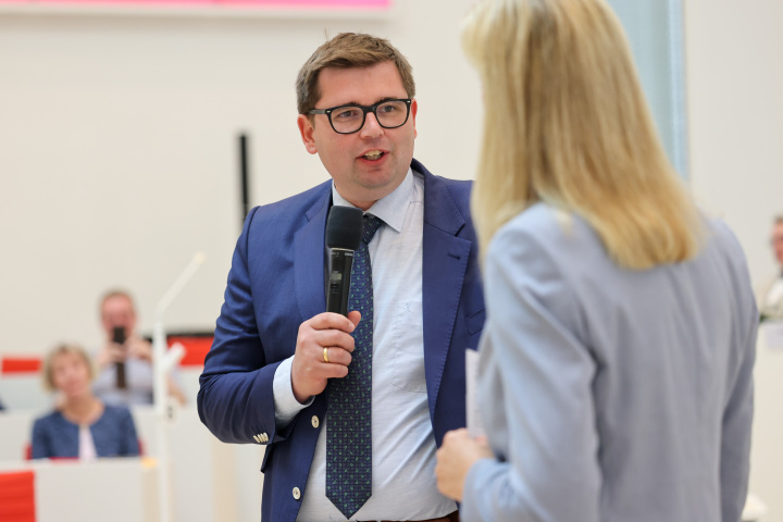 Matthias Gienke (l.) im Gespräch mit Moderatorin Juliane Sönnichsen (r.)