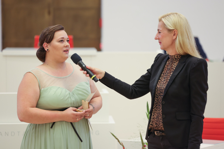 Aileen Huhnstock (l.) beantwortet Fragen der Moderatorin Juliane Sönnichsen (r.). 