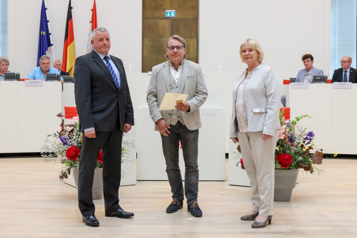 V. l. n. r.: Abgeordneter Michael Hanko, Träger der Landtagsmedaille Göran Richter und Landtagspräsidentin Prof. Dr. Ulrike Liedtke