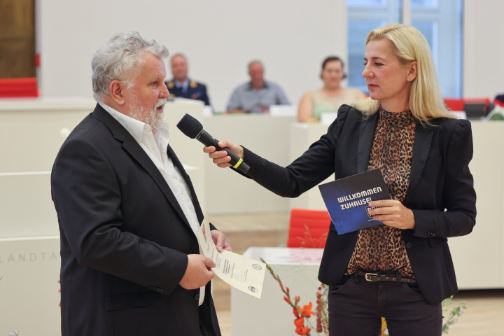 Bernd Heinz Karwinkel (l.) beantwortet Fragen der Moderatorin Juliane Sönnichsen (r.).