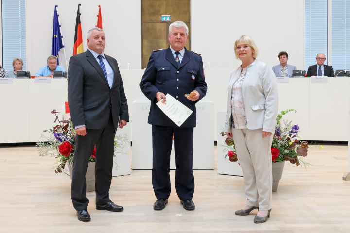 V. l. n. r.: Abgeordneter Michael Hanko, Träger der Landtagsmedaille Wolfgang Welenga und Landtagspräsidentin Prof. Dr. Ulrike Liedtke