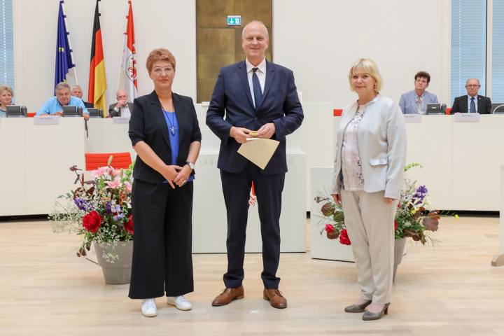 V. l. n. r.: Abgeordnete Carla Kniestedt, Träger der Landtagsmedaille Alexander von Hohenthal und Landtagspräsidentin Prof. Dr. Ulrike Liedtke