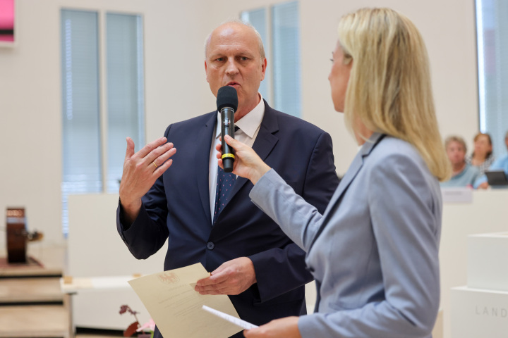 Träger der Landtagsmedaille Alexander von Hohenthal (l.) im Gespräch mit der Moderatorin Juliane Sönnichsen (r.)