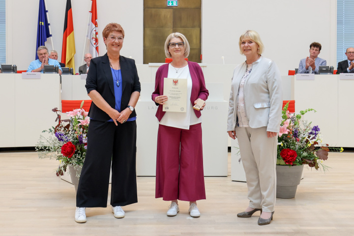 V. l. n. r.: Abgeordnete Carla Kniestedt, Trägerin der Landtagsmedaille Kerstin Schenkel und Landtagspräsidentin Prof. Dr. Ulrike Liedtke