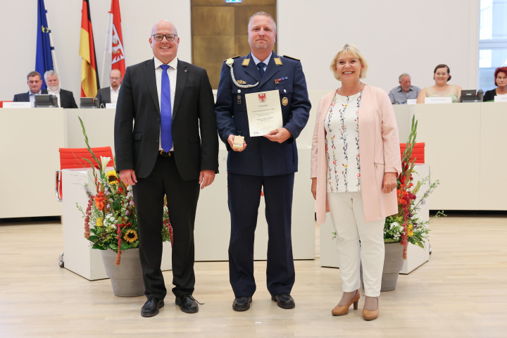 Übergabe der Medaille und Urkunde an den zu Ehrenden Stabsfeldwebel Ronny Nabra (m.)