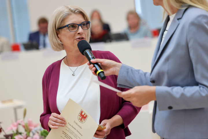 Trägerin der Landtagsmedaille Kerstin Schenkel (l.) im Gespräch mit Moderatorin Julianne Sönnichsen
