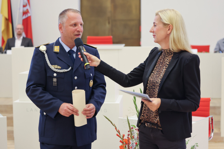 Stabsfeldwebel Ronny Nabra (l.) beantwortet Fragen der Moderatorin Juliane Sönnichsen (r.).