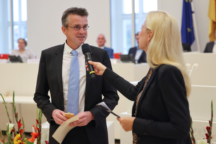 Dr. Christian Schäfer (l.) beantwortet Fragen der Moderatorin Juliane Sönnichsen (r.).