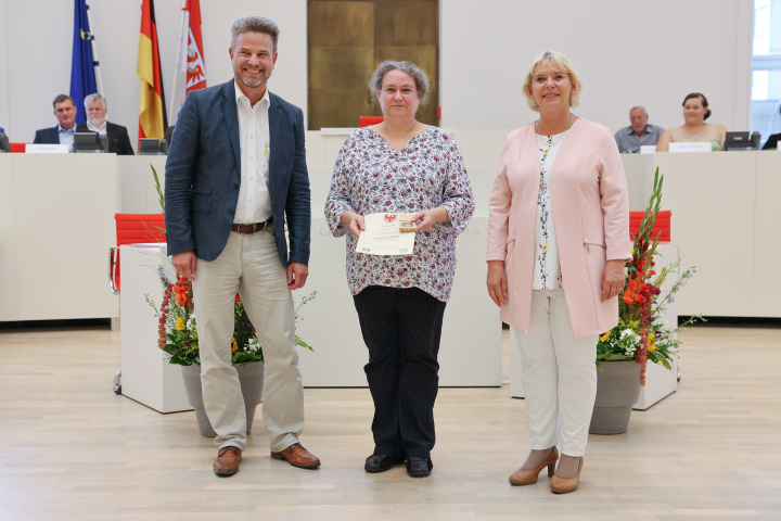 Übergabe der Medaille und Urkunde an die zu Ehrende Christine Dorn (m.)