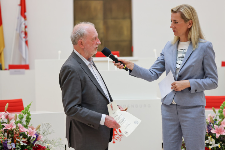 Träger der Landtagsmedaille Werner Dau (l.) im Gespräch mit Moderatorin Juliane Sönnichsen (r.)