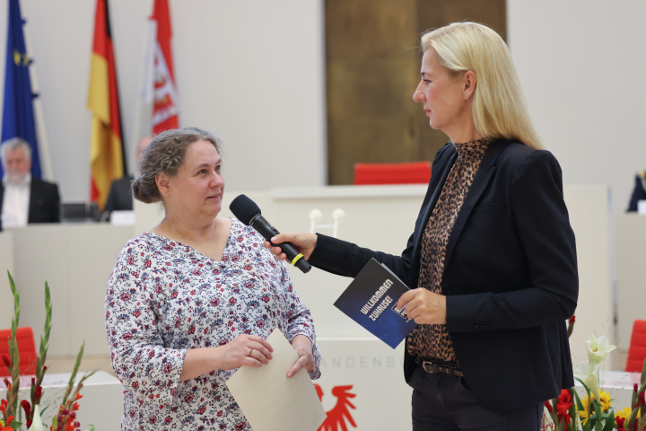 Christine Dorn (l.) beantwortet Fragen der Moderatorin Juliane Sönnichsen (r.).