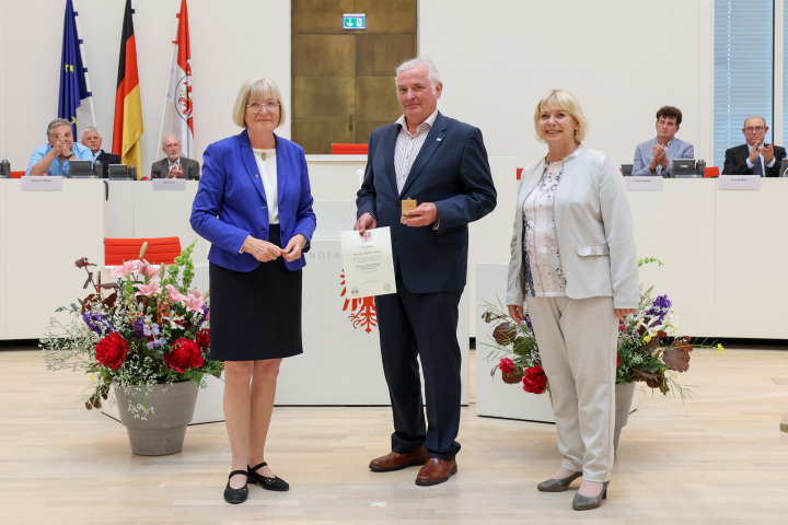 V. l. n. r.: Abgeordnete Christine Wernicke, Träger der Landtagsmedaille Dr. Winfried Ludwig und Landtagspräsidentin Prof. Dr. Ulrike Liedtke