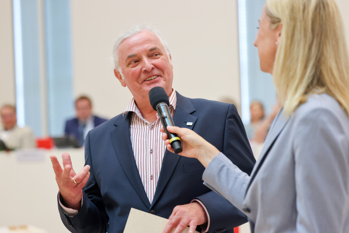 Träger der Landtagsmedaille Dr. Winfried Ludwig (l.) im Gespräch mit der Moderatorin Julianne Sönnichsen (r.)