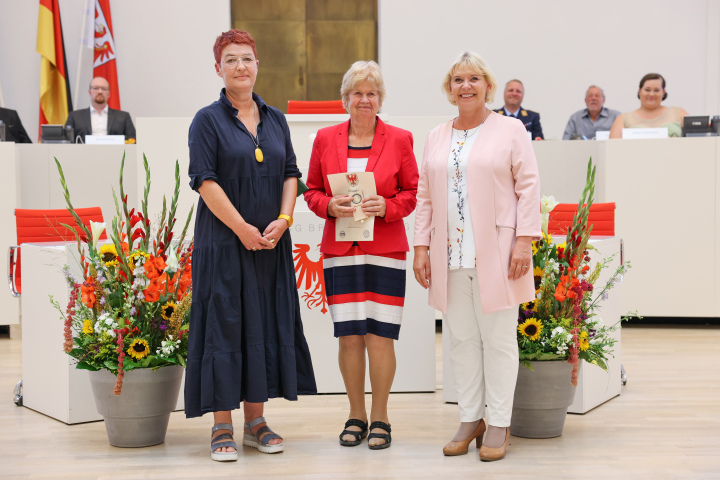 Übergabe der Medaille und Urkunde an die zu Ehrende Dr. Rotraut Gille (m.)