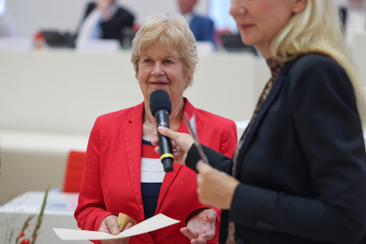 Dr. Rotraut Gille (l.) beantwortet Fragen der Moderatorin Juliane Sönnichsen (r.).