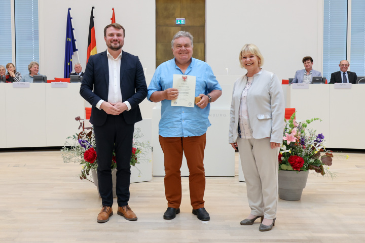 V. l. n. r.: Abgeordneter Daniel Keller, Träger der Landtagsmedaille Winfried Köhler und Landtagspräsidentin Prof. Dr. Ulrike Liedtke