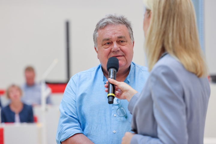 Träger der Landtagsmedaille Winfried Köhler (l.) im Gespräch mit der Moderatorin Julianne Sönnichsen (r.)