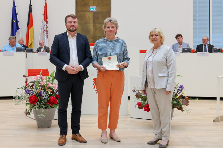 V. l. n. r.: Abgeordneter Daniel Keller, Trägerin der Landtagsmedaille Ute Goldberg und Landtagspräsidentin Prof. Dr. Ulrike Liedtke