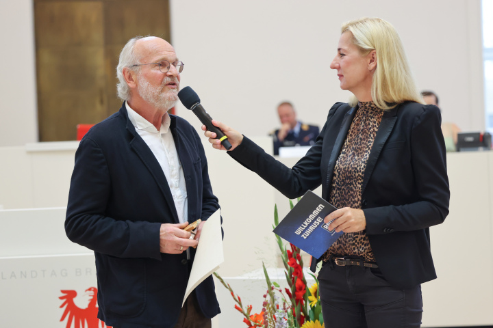 Robert Volkmann (l.) beantwortet Fragen der Moderatorin Juliane Sönnichsen (r.).