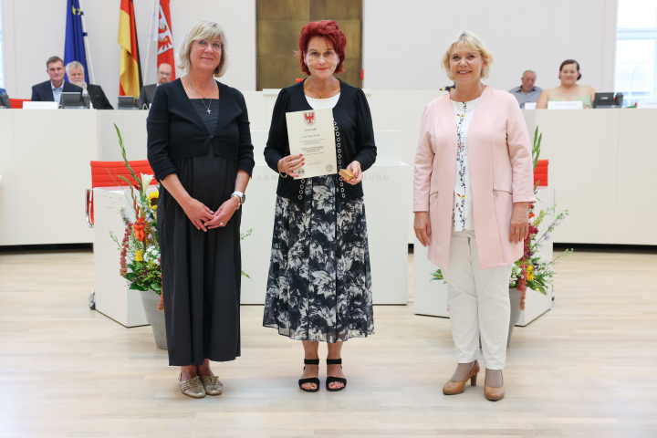 Übergabe der Medaille und Urkunde an die zu Ehrende Brigitte Richter (m.)