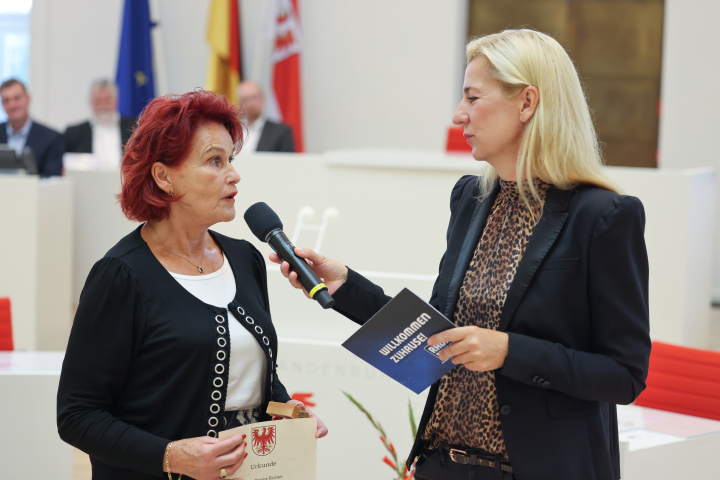 Brigitte Richter (l.) beantwortet Fragen der Moderatorin Juliane Sönnichsen (r.).