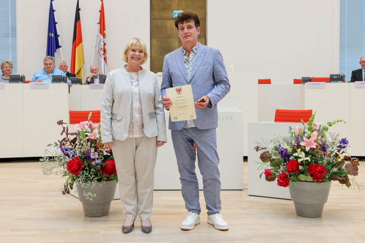 Träger der Landtagsmedaille Frank Heinze (l.) im Gespräch mit der Moderatorin Julianne Sönnichsen (r.)