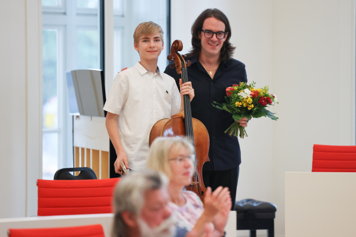 Cellist Emanuel G. Schulze (l.) und Korrepetitor Riccardo Bozolo (r.) erhielten zum Dank für ihren Auftritt Geschenke von der Landtagspräsidentin.
