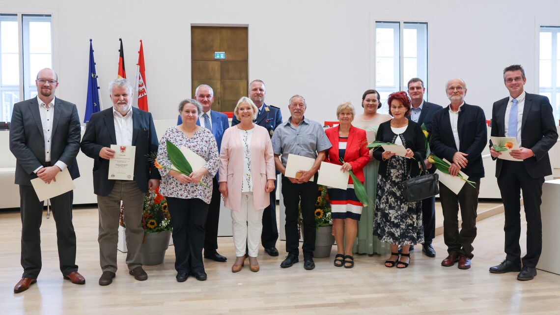 Gruppenfoto mit Landtagspräsidentin Prof. Dr. Ulrike Liedtke (1. Reihe, 4. v. l.) und den zu Ehrenden 