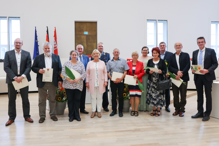 Gruppenfoto mit Landtagspräsidentin Prof. Dr. Ulrike Liedtke (1. Reihe, 4. v. l.) und den zu Ehrenden