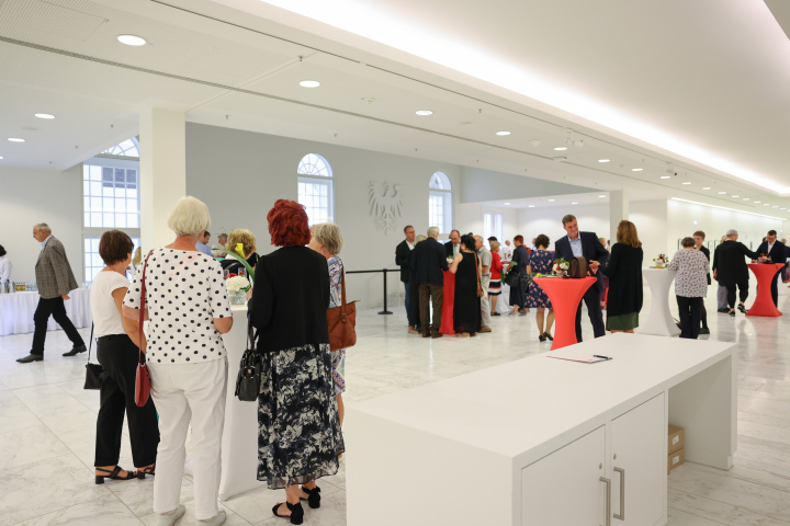 Sektempfang in der Lobby im Anschluss an die Festveranstaltung