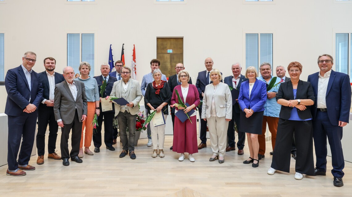 Gruppenbild der Landtagsabgeordneten mit den Trägerinnen und Trägern der Landtagsmedaille.