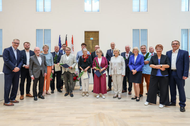 Gruppenbild der Landtagsabgeordneten mit den Trägerinnen und Trägern der Landtagsmedaille.