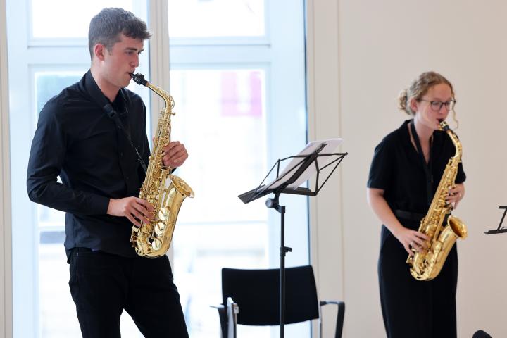 Musikalischer Einklang in die Festveranstaltung mit dem Saxophondou der Freien Musikschule Potdam, Tobias Rößling (l.) und Carlotta Budt (r.).