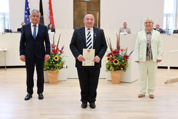 Übergabe der Medaille und Urkunde an den zu Ehrenden Wolfgang Wende (m.)