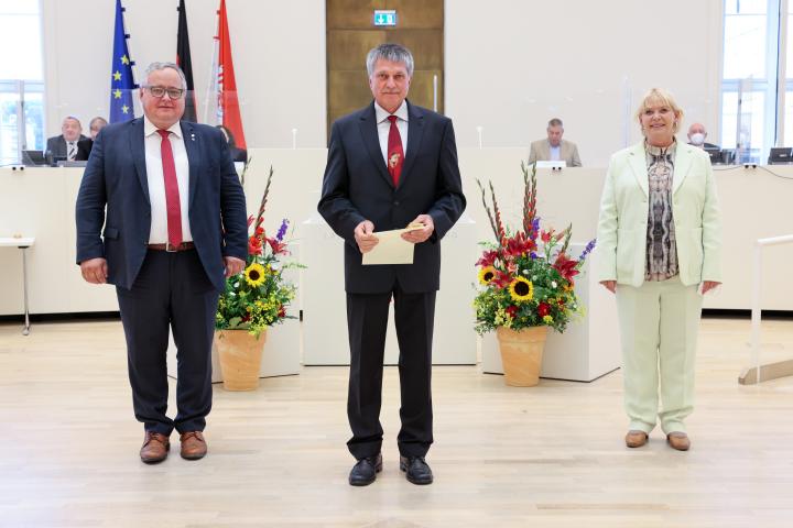 Übergabe der Medaille und Urkunde an den zu Ehrenden Michael Schwarz (m.)