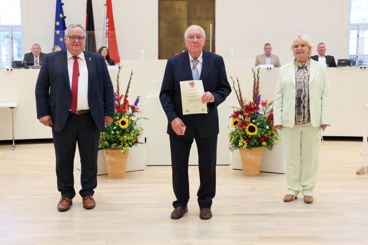 Übergabe der Medaille und Urkunde an den zu Ehrenden Fritz Schwella (m.)