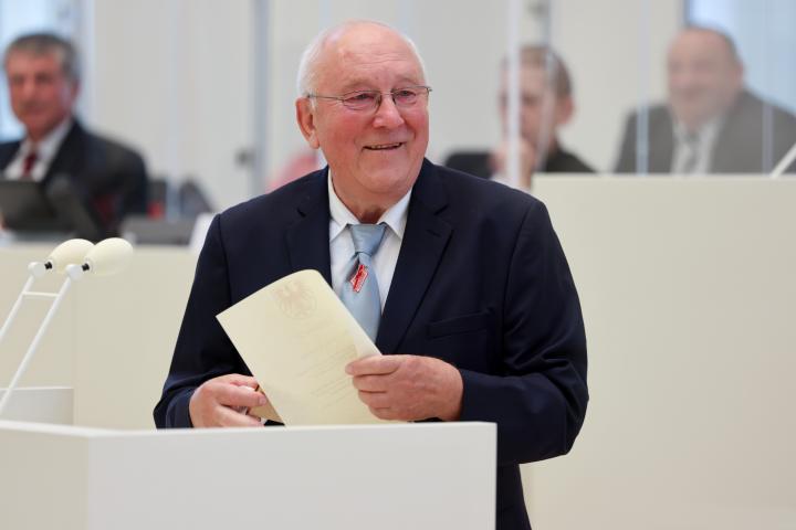 Fritz Schwella beantwortet Fragen der Moderation