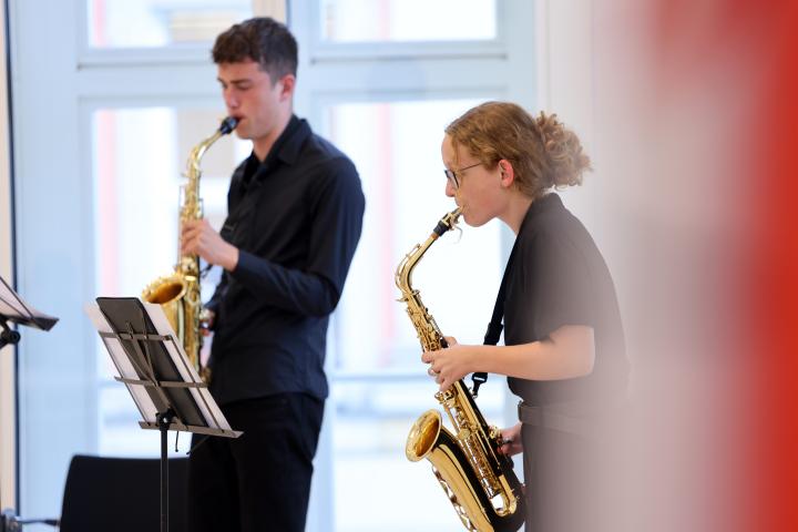 Musikalisches Zwischenspiel während der Festveranstaltung mit dem Saxophondou der Freien Musikschule Potdam, Tobias Rößling (l.) und Carlotta Budt (r.).