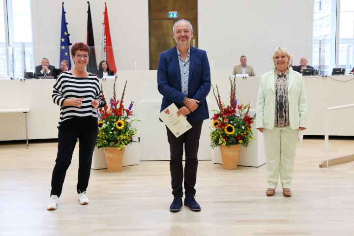 Übergabe der Medaille und Urkunde an den zu Ehrenden Steffen Tast (m.)