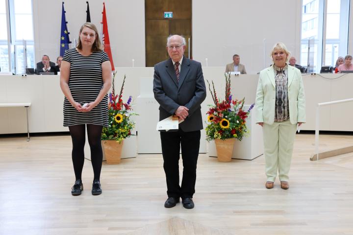 Übergabe der Medaille und Urkunde an den zu Ehrenden Peter Kotzan (m.)